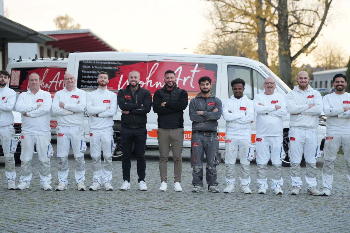 Ben Skeledzija mit seinem Team bei der Morgenbesprechung am Firmenfahrzeug